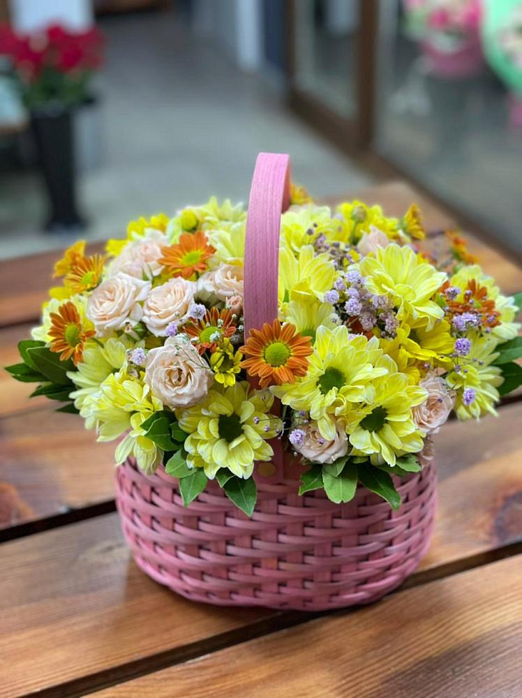 Цветочная композиция из Хризантемы и Розы в корзине в Томаровке