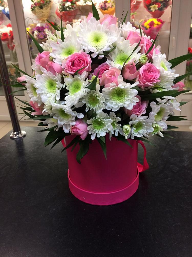 Цветочная композиция из Розы и Хризантемы в шляпной коробке в Томаровке