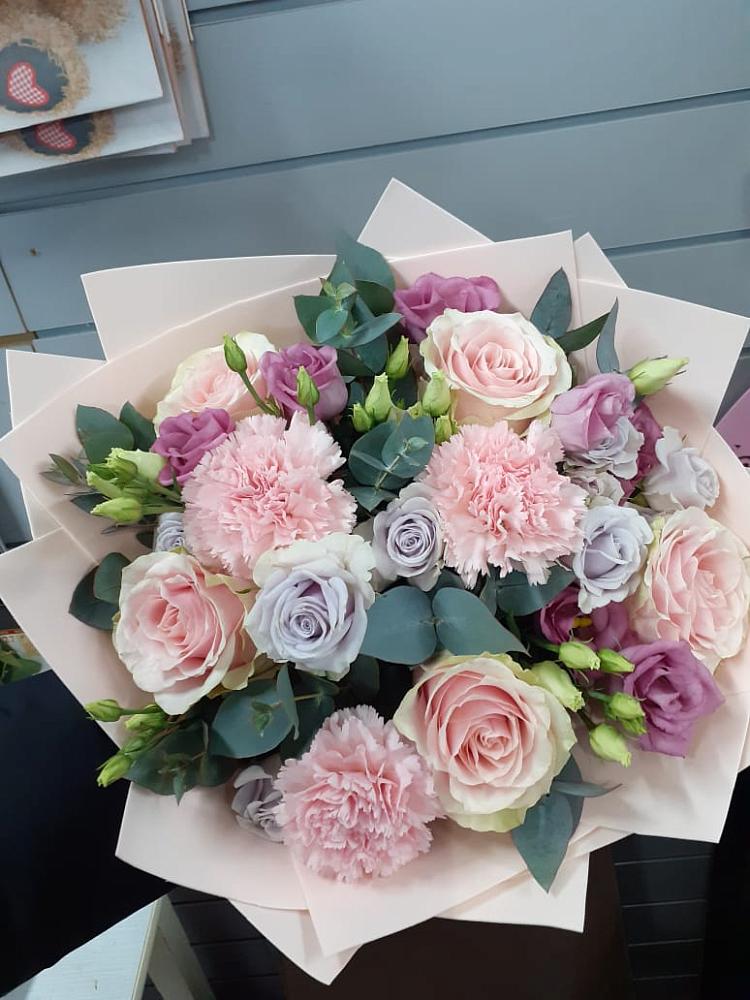 Букет цветов из: Розы, Гвоздики и Лизиантусы в Томаровке